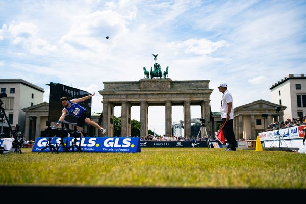 Christian Zimmermann (Kirchheimer SC) beim Kugelstossen waehrend der deutschen Leichtathletik-Meisterschaften auf dem Pariser Platz am 24.06.2022 in Berlin